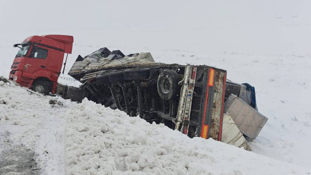 Bitlis'te tır kazası. 2 ölü 9