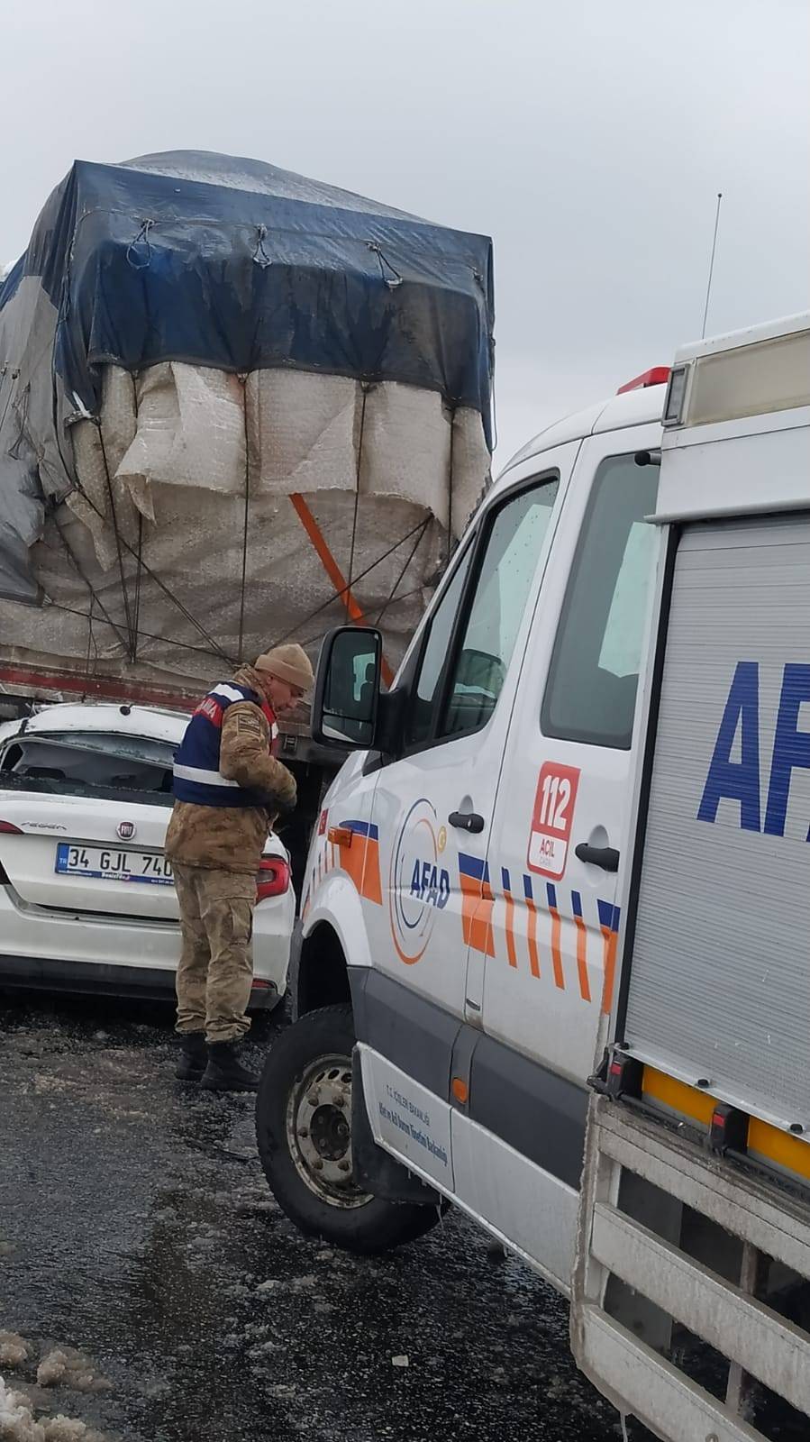 Bitlis'te tır kazası. 2 ölü 8