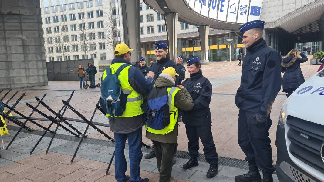 Avrupa Parlamentosu önünde çiftçilerden protesto 10