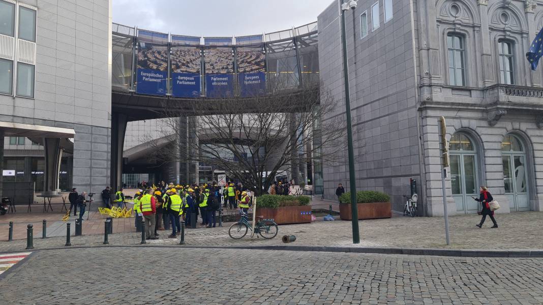 Avrupa Parlamentosu önünde çiftçilerden protesto 8