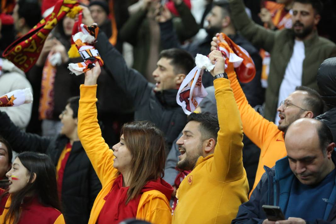 Galatasaray Konyaspor karşısında 3 golle güldü. Yarıştan kopmadı. Maçtan renkli görüntüler 2