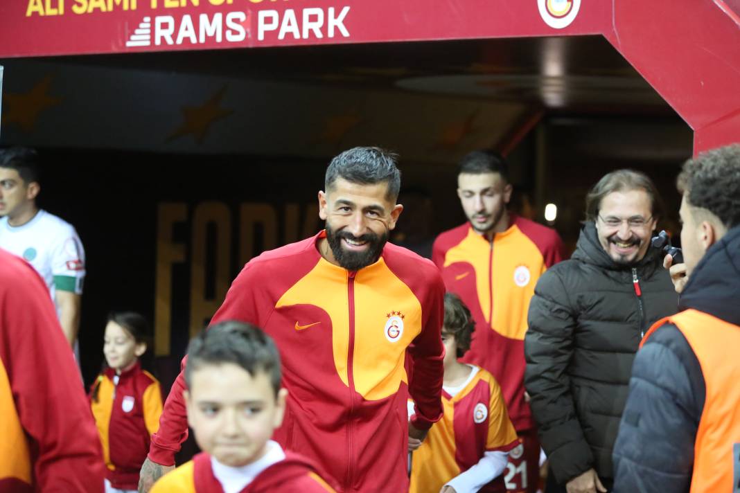 Galatasaray Konyaspor karşısında 3 golle güldü. Yarıştan kopmadı. Maçtan renkli görüntüler 37