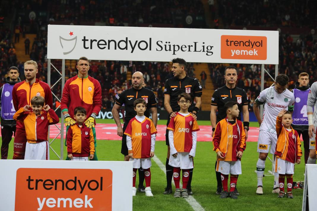 Galatasaray Konyaspor karşısında 3 golle güldü. Yarıştan kopmadı. Maçtan renkli görüntüler 31