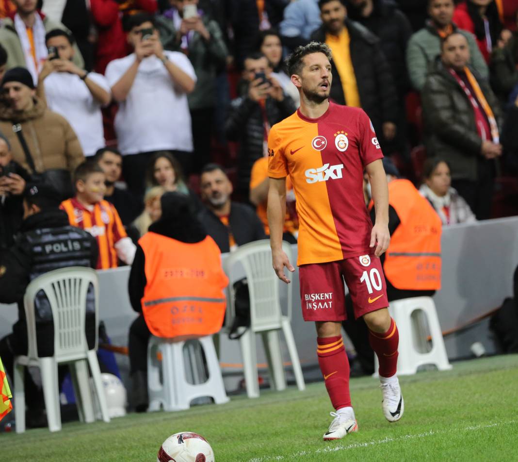 Galatasaray Konyaspor karşısında 3 golle güldü. Yarıştan kopmadı. Maçtan renkli görüntüler 19