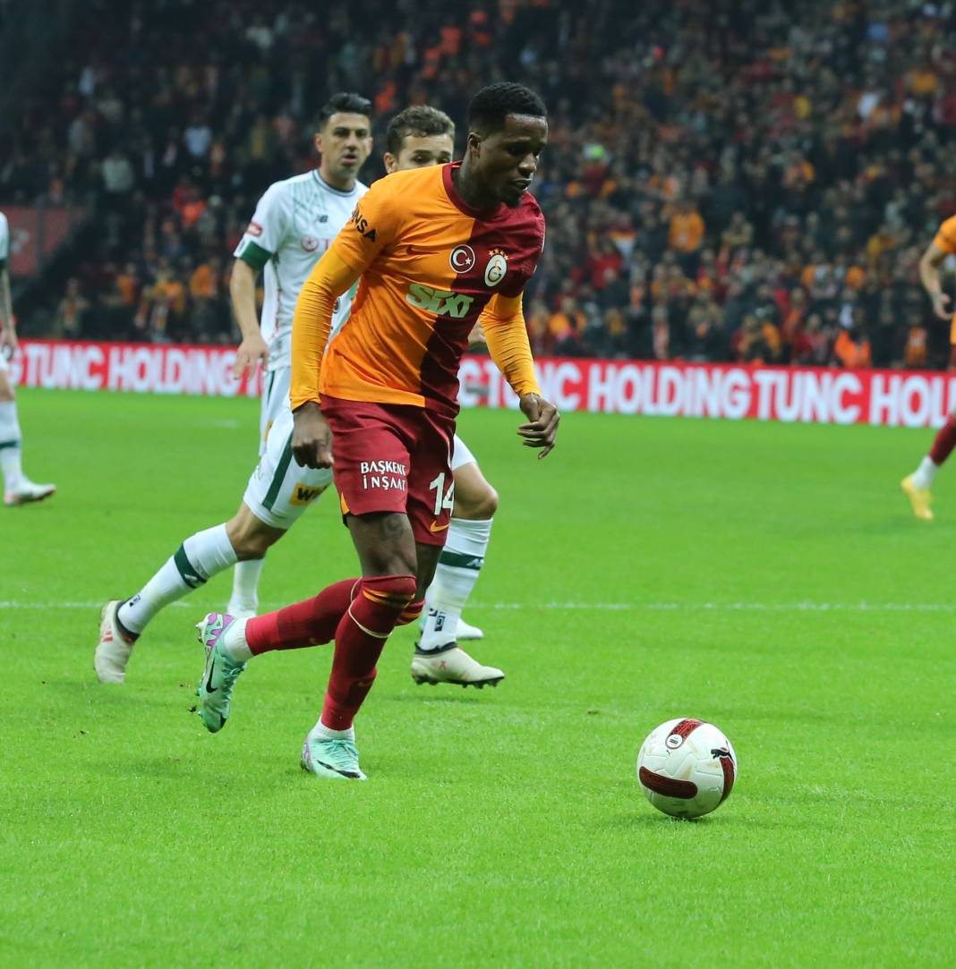 Galatasaray Konyaspor karşısında 3 golle güldü. Yarıştan kopmadı. Maçtan renkli görüntüler 13