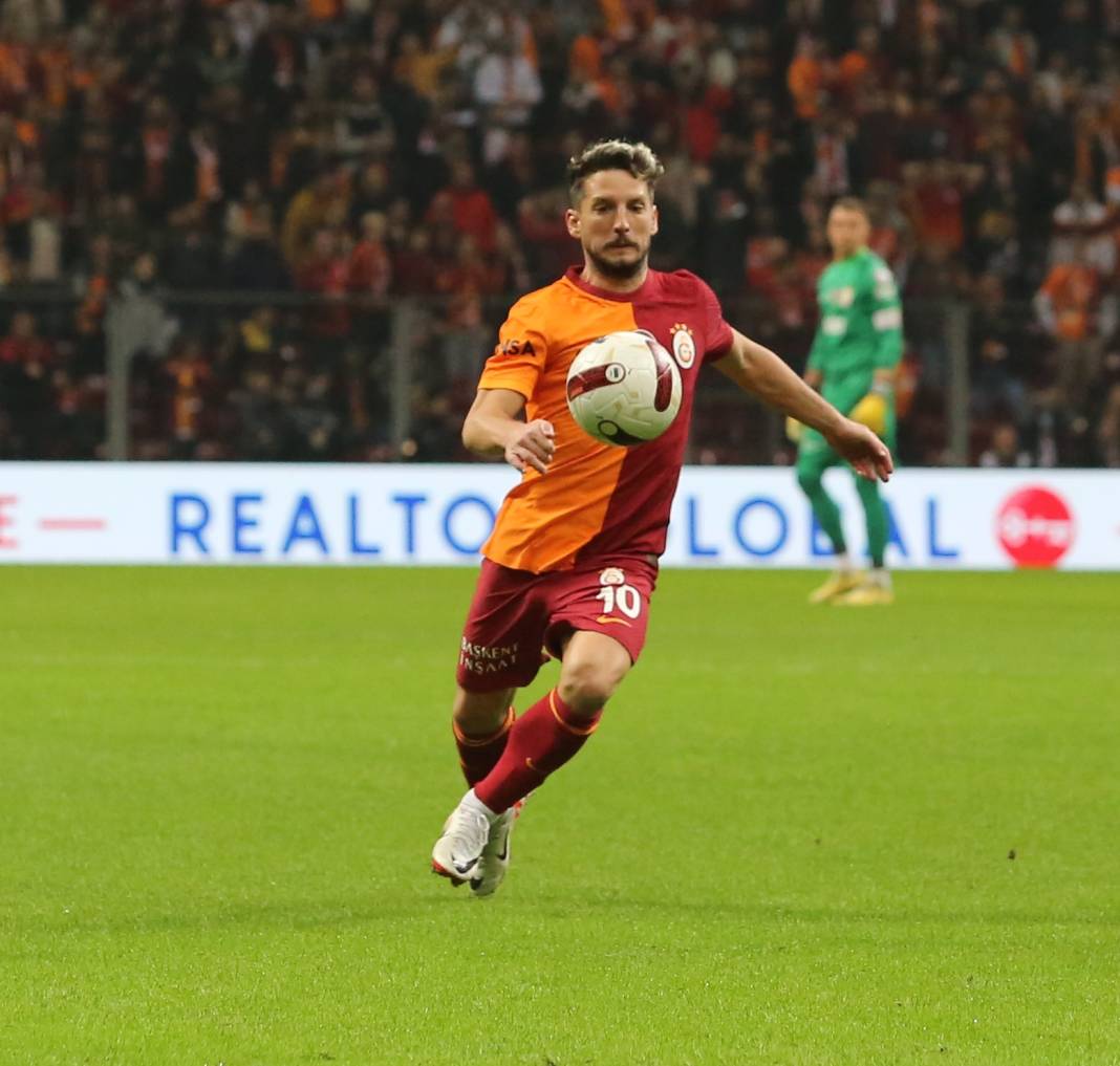 Galatasaray Konyaspor karşısında 3 golle güldü. Yarıştan kopmadı. Maçtan renkli görüntüler 12