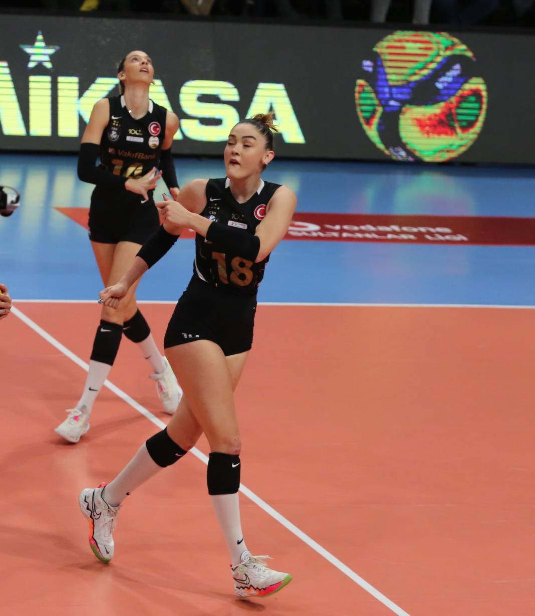 Zehra Güneş'in şov yaptığı maçta Vakıfbank Beşiktaş karşısında kazandı. Maçın tüm fotoğrafları 54