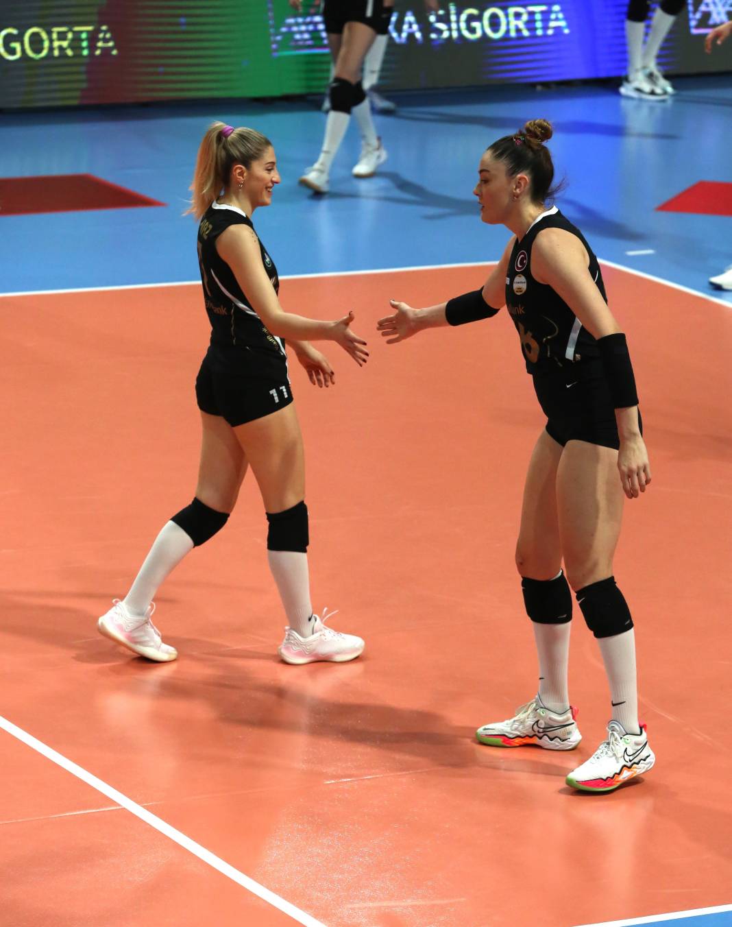 Zehra Güneş'in şov yaptığı maçta Vakıfbank Beşiktaş karşısında kazandı. Maçın tüm fotoğrafları 52