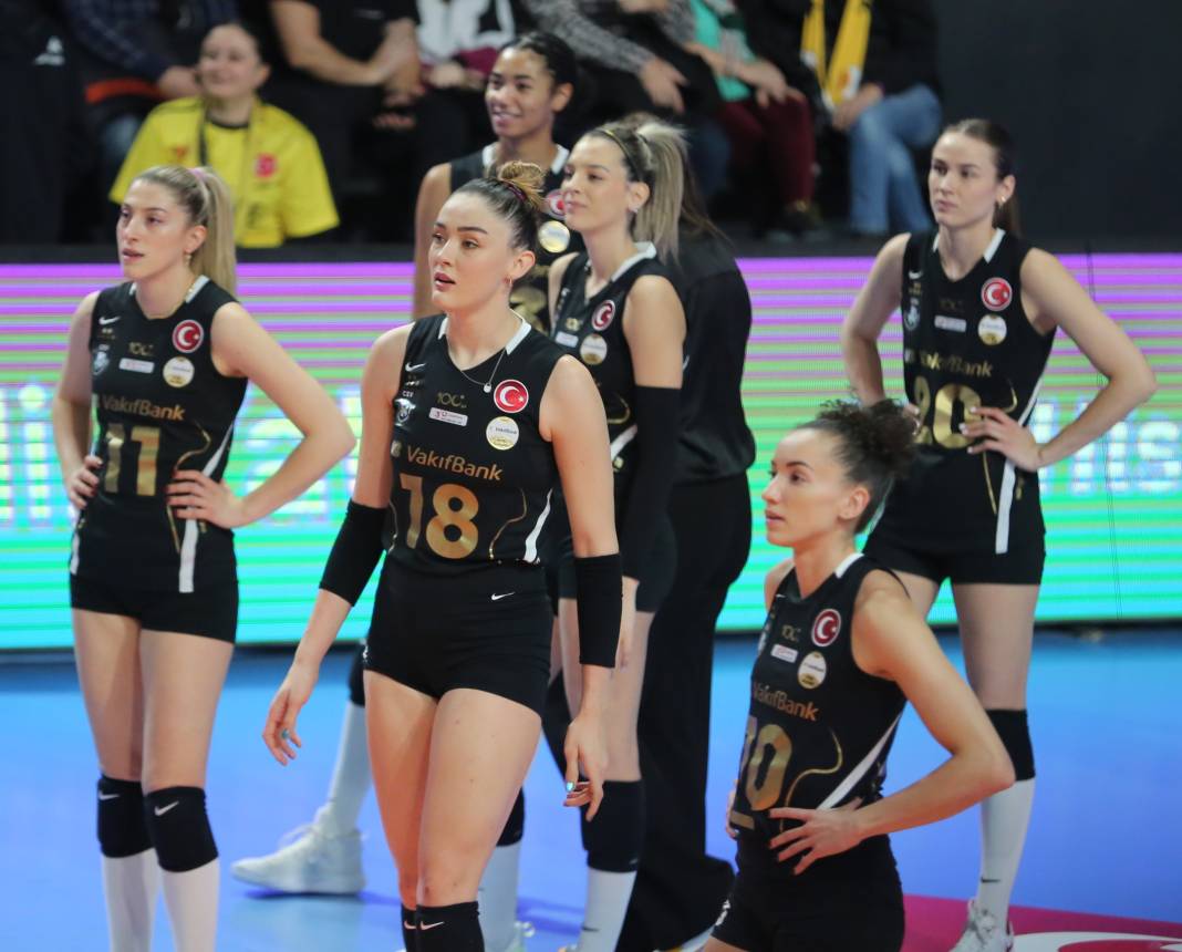 Zehra Güneş'in şov yaptığı maçta Vakıfbank Beşiktaş karşısında kazandı. Maçın tüm fotoğrafları 48