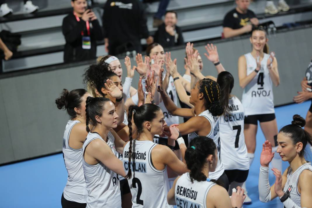 Zehra Güneş'in şov yaptığı maçta Vakıfbank Beşiktaş karşısında kazandı. Maçın tüm fotoğrafları 36