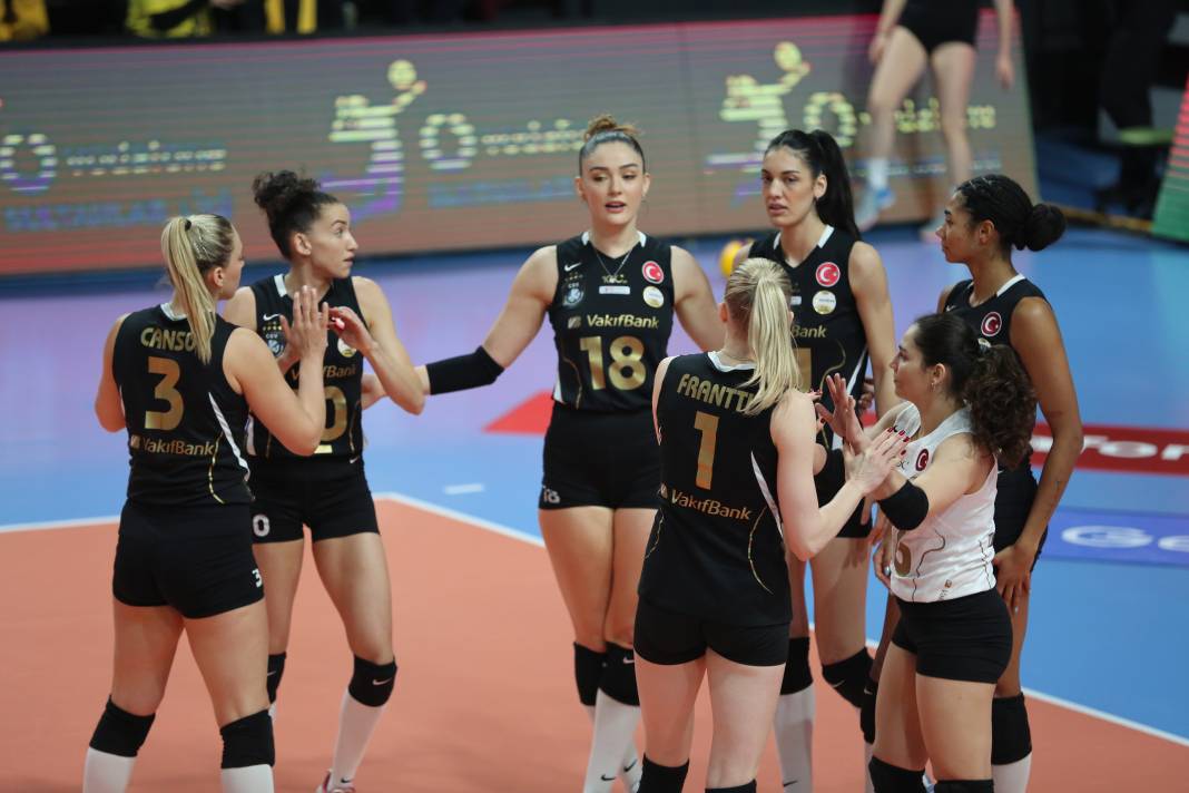 Zehra Güneş'in şov yaptığı maçta Vakıfbank Beşiktaş karşısında kazandı. Maçın tüm fotoğrafları 17