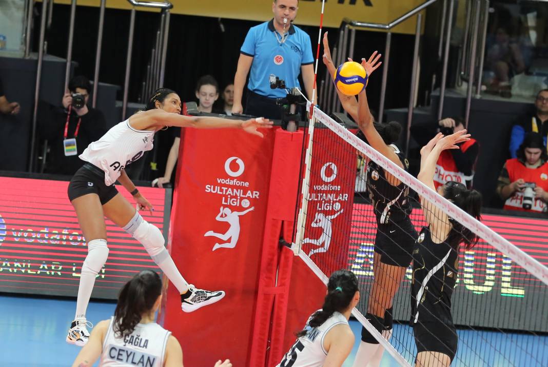 Zehra Güneş'in şov yaptığı maçta Vakıfbank Beşiktaş karşısında kazandı. Maçın tüm fotoğrafları 26