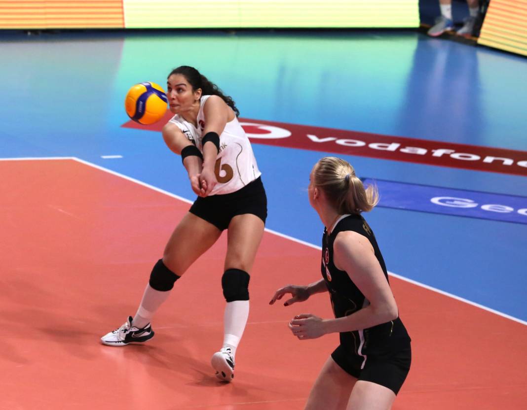 Zehra Güneş'in şov yaptığı maçta Vakıfbank Beşiktaş karşısında kazandı. Maçın tüm fotoğrafları 23