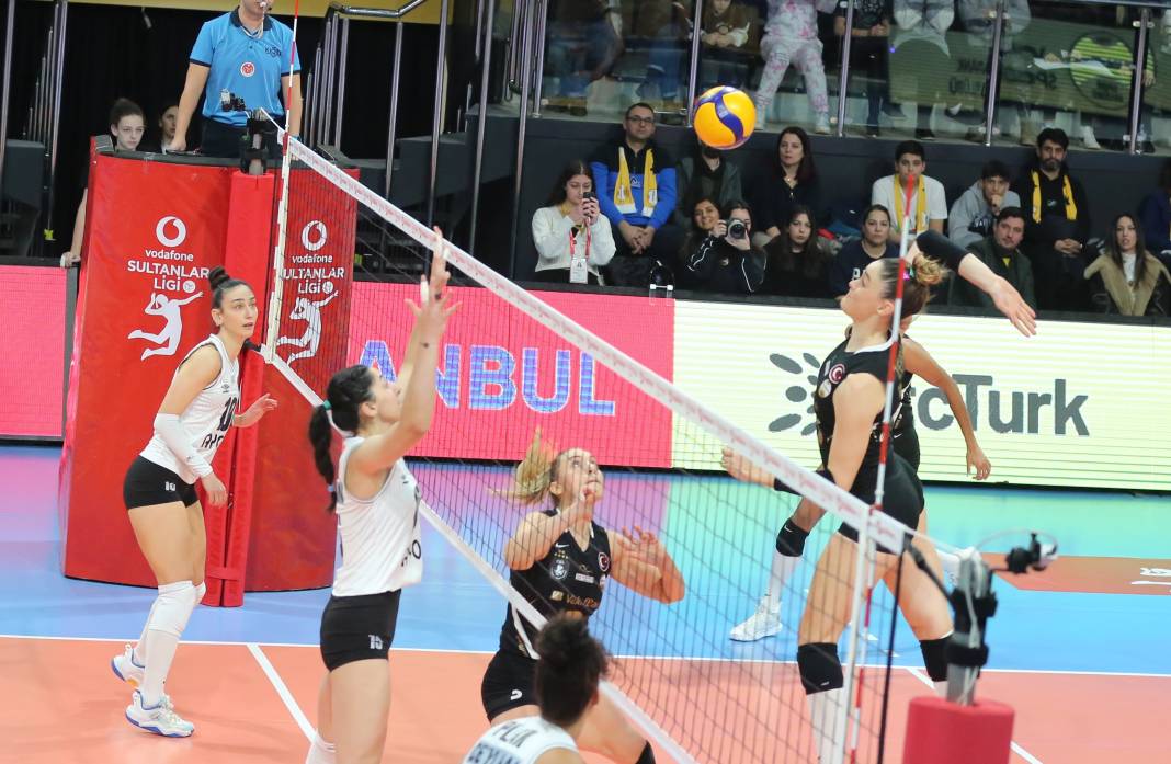 Zehra Güneş'in şov yaptığı maçta Vakıfbank Beşiktaş karşısında kazandı. Maçın tüm fotoğrafları 20