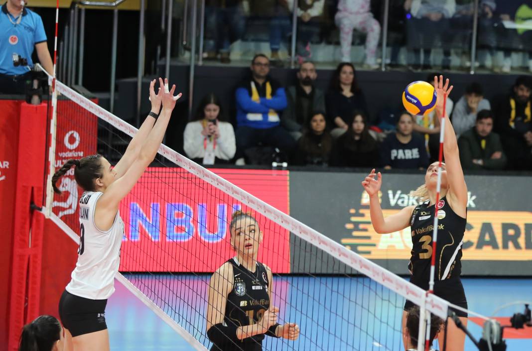 Zehra Güneş'in şov yaptığı maçta Vakıfbank Beşiktaş karşısında kazandı. Maçın tüm fotoğrafları 11