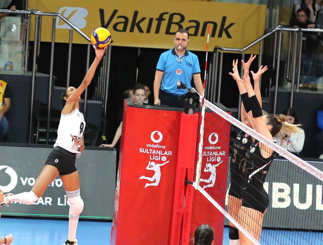 Zehra Güneş'in şov yaptığı maçta Vakıfbank Beşiktaş karşısında kazandı. Maçın tüm fotoğrafları 10