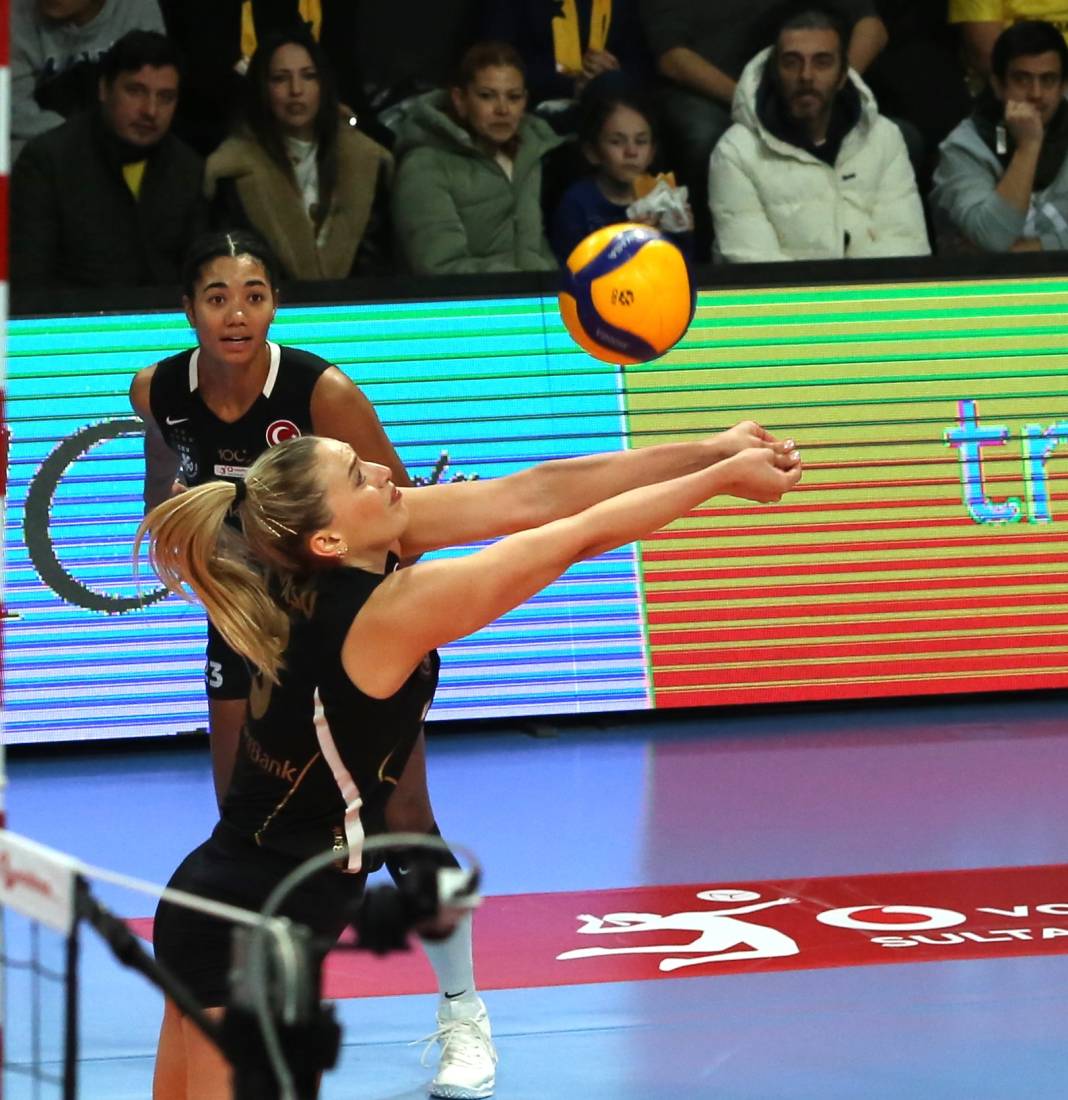 Zehra Güneş'in şov yaptığı maçta Vakıfbank Beşiktaş karşısında kazandı. Maçın tüm fotoğrafları 9