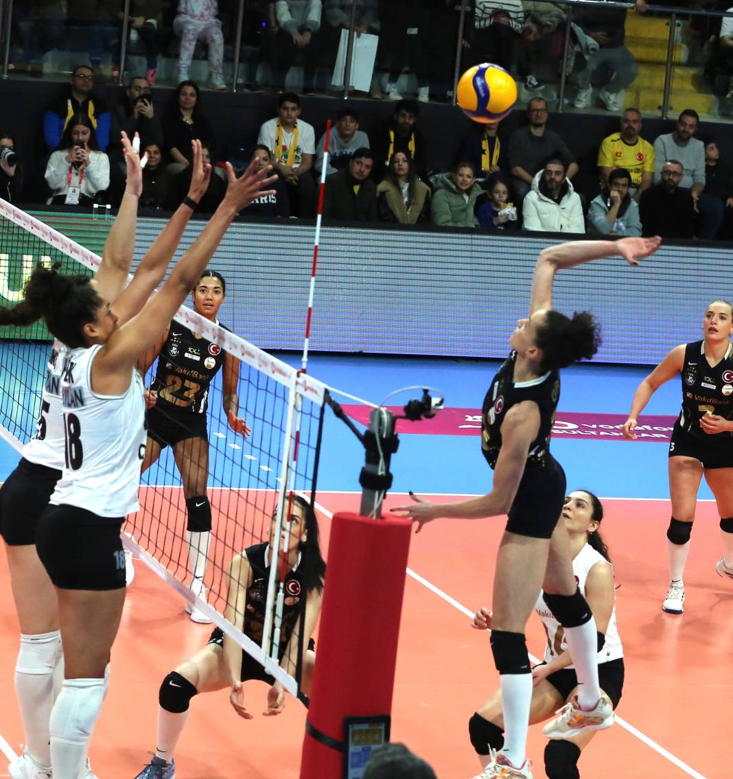 Zehra Güneş'in şov yaptığı maçta Vakıfbank Beşiktaş karşısında kazandı. Maçın tüm fotoğrafları 7