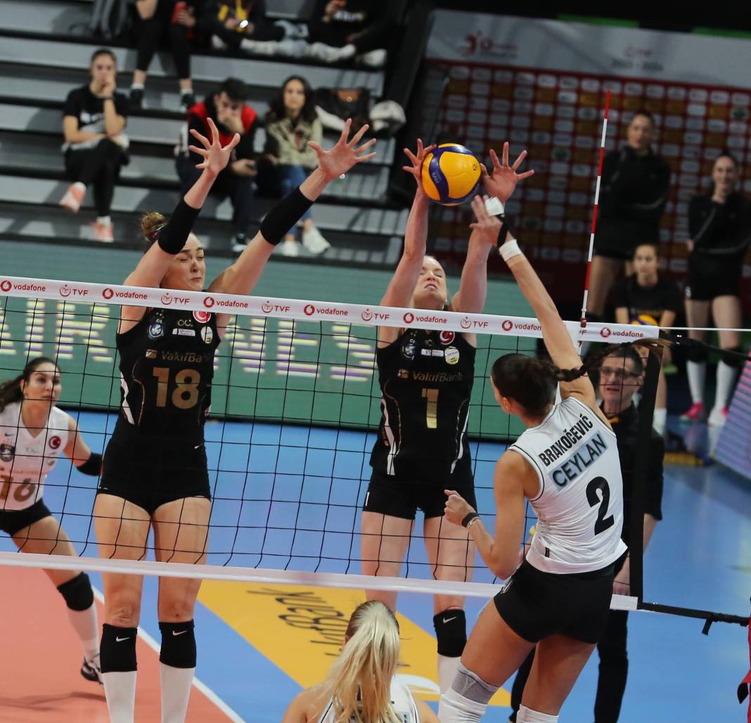 Zehra Güneş'in şov yaptığı maçta Vakıfbank Beşiktaş karşısında kazandı. Maçın tüm fotoğrafları 111