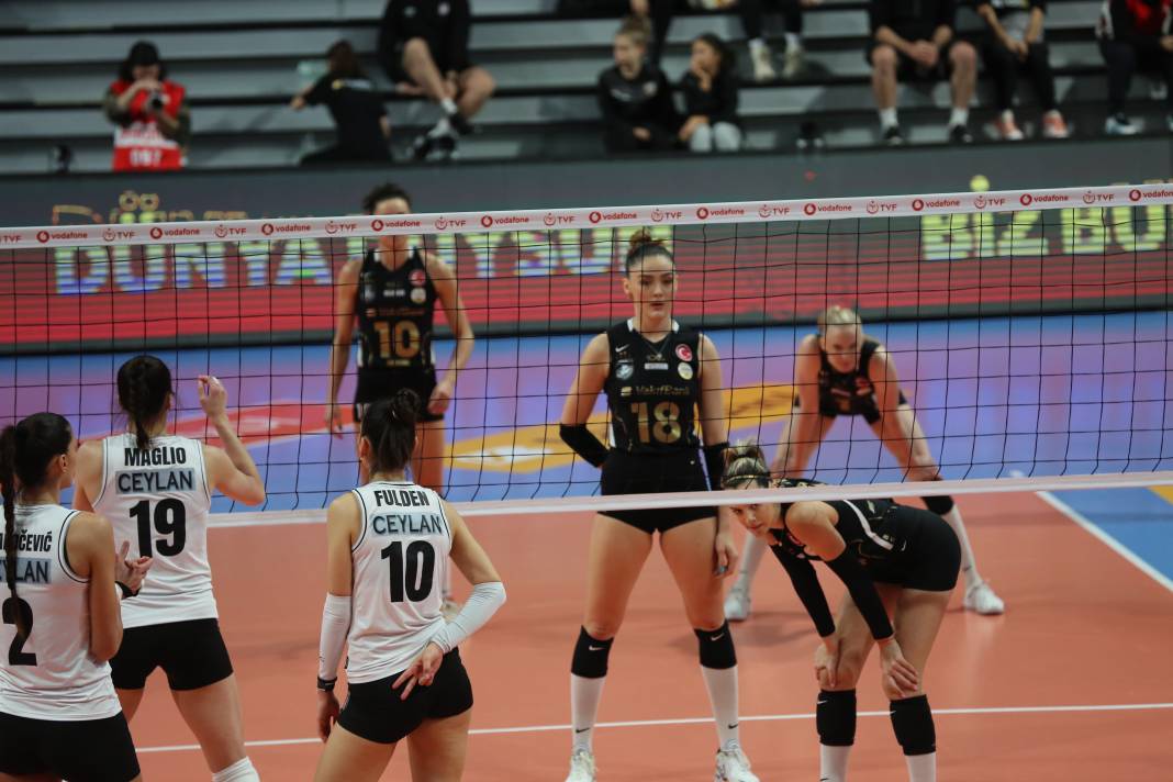 Zehra Güneş'in şov yaptığı maçta Vakıfbank Beşiktaş karşısında kazandı. Maçın tüm fotoğrafları 105