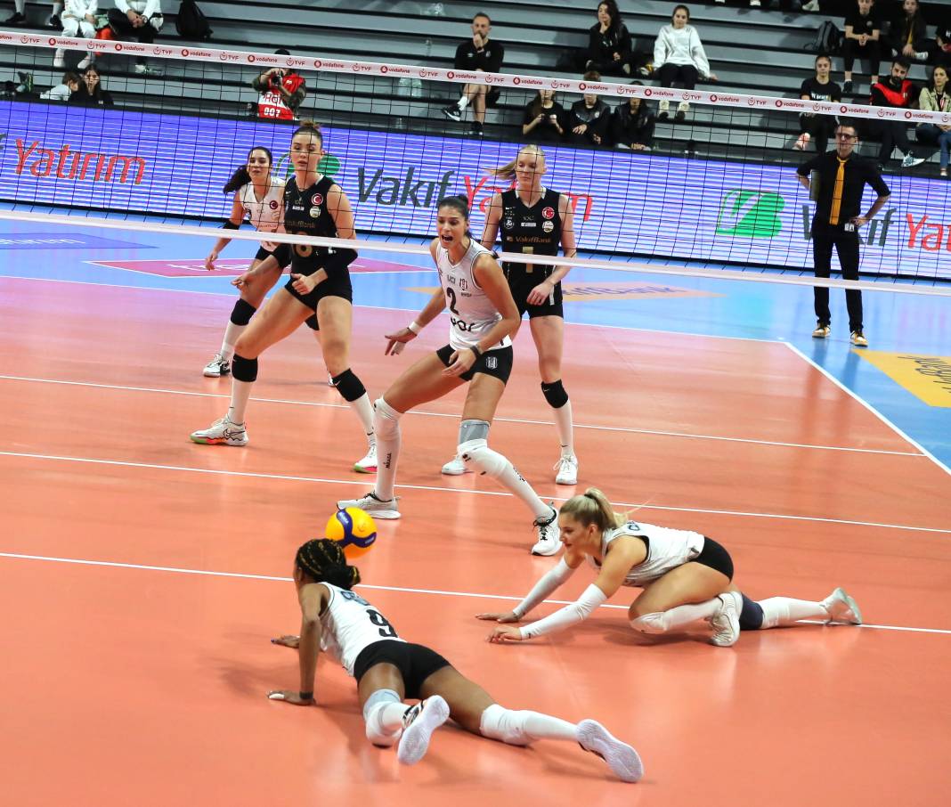 Zehra Güneş'in şov yaptığı maçta Vakıfbank Beşiktaş karşısında kazandı. Maçın tüm fotoğrafları 101