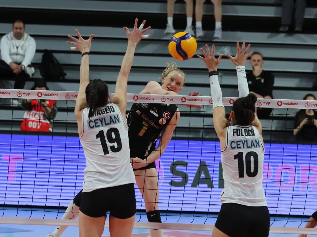 Zehra Güneş'in şov yaptığı maçta Vakıfbank Beşiktaş karşısında kazandı. Maçın tüm fotoğrafları 102