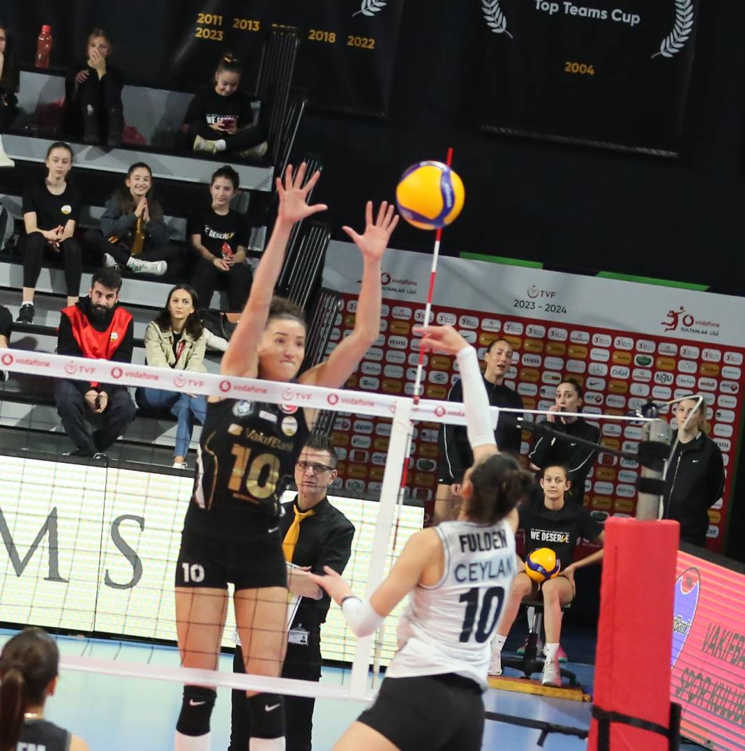 Zehra Güneş'in şov yaptığı maçta Vakıfbank Beşiktaş karşısında kazandı. Maçın tüm fotoğrafları 100