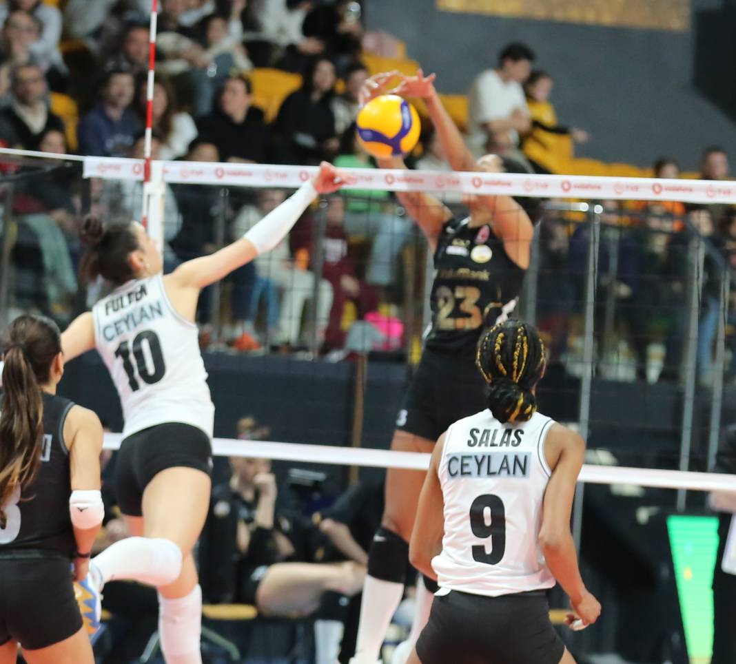 Zehra Güneş'in şov yaptığı maçta Vakıfbank Beşiktaş karşısında kazandı. Maçın tüm fotoğrafları 73