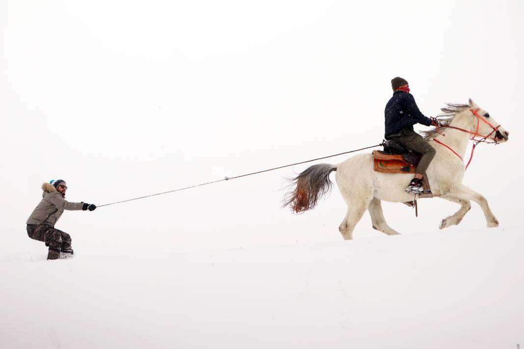 Erzurum Ovası'nda dörtnala kayak keyfi 5