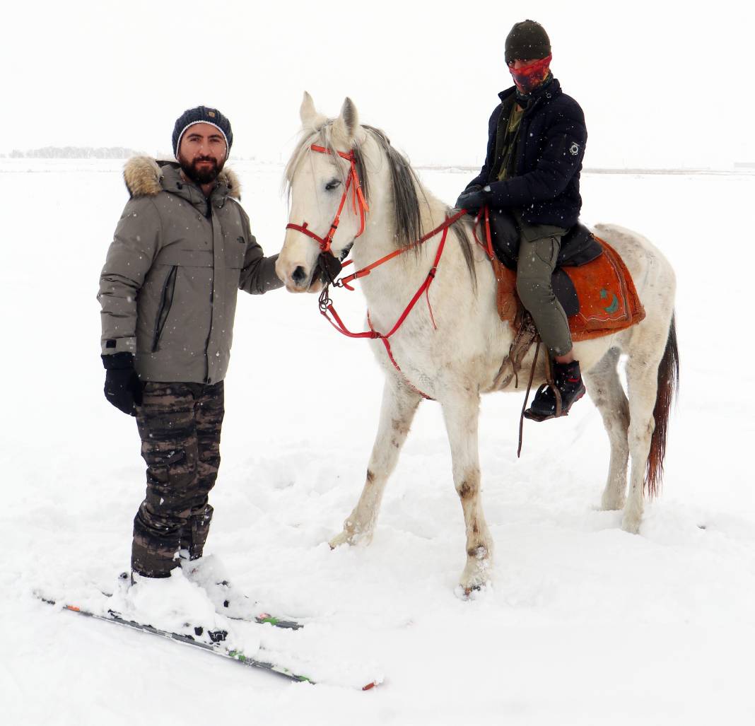 Erzurum Ovası'nda dörtnala kayak keyfi 1