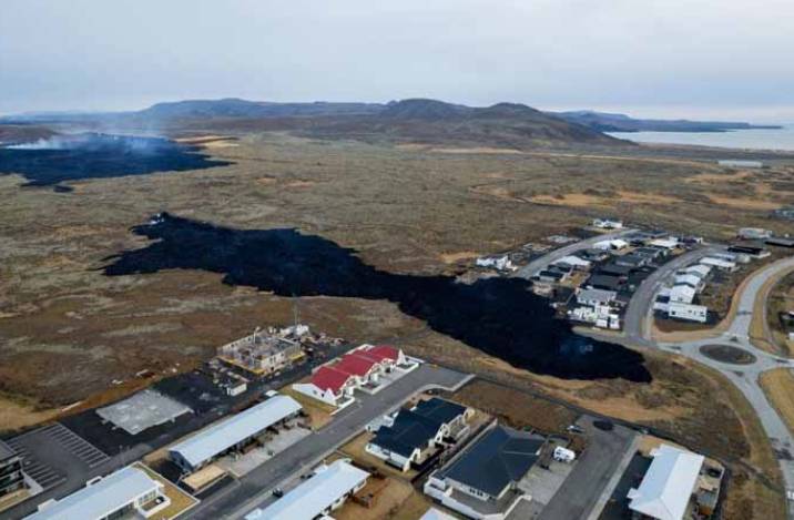 İzlanda’da lavlar kasabaya kadar ulaştı 5