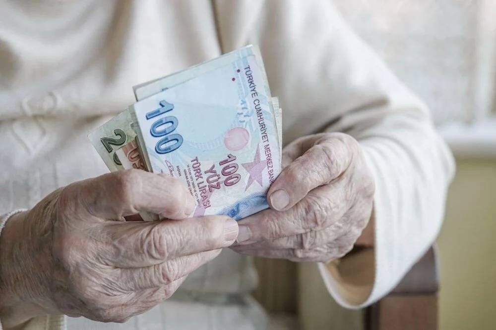 SGK Uzmanı Özgür Erdursun İntibak Yasası’ndaki önemli detayı açıkladı. Emekli maaşlarına zam yapılacak mı? 13