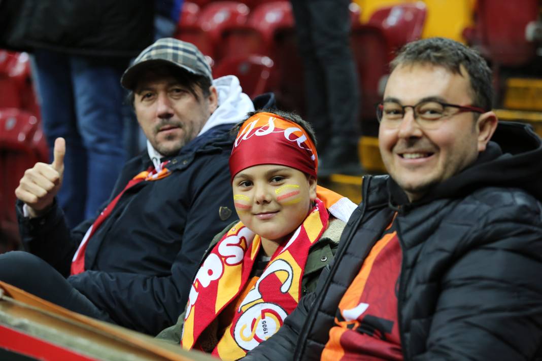Muslera devleşti Icardi fişi çekti. Galatasaray taraftarı öldü öldü dirildi 9