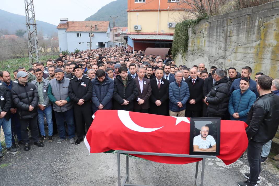 Kömür tumbasına sıkışıp ölen madenciye son veda 15