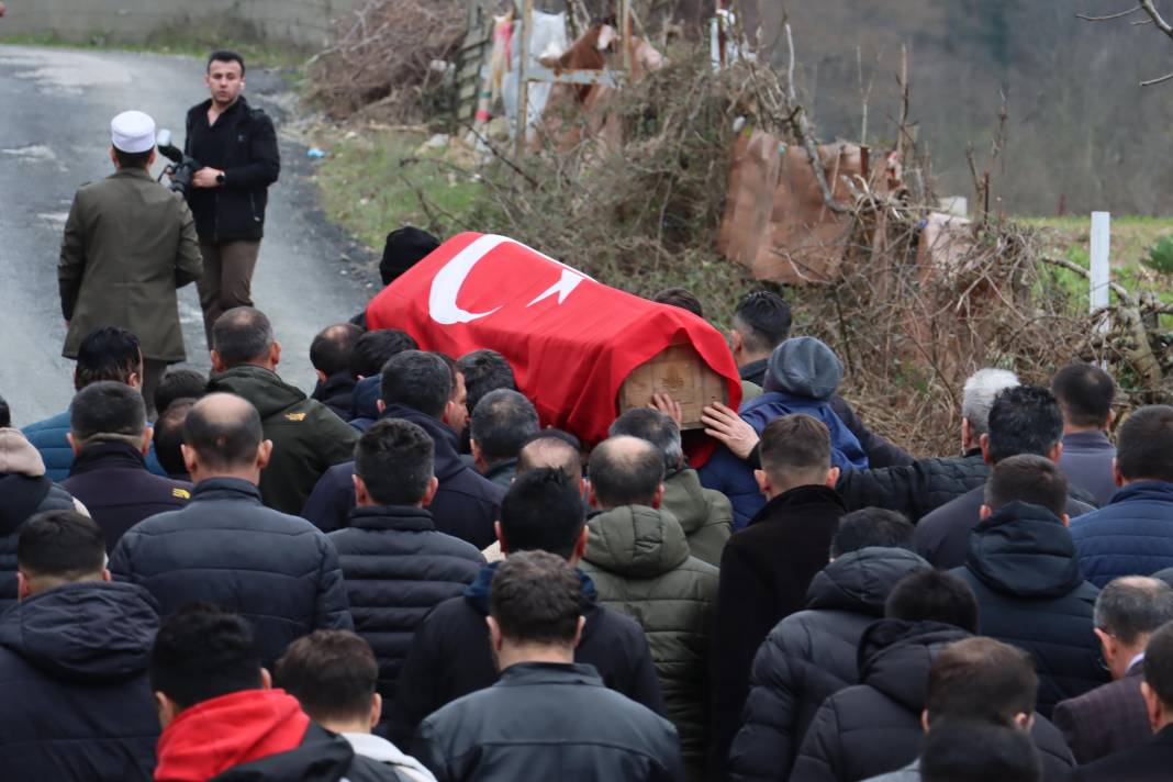 Kömür tumbasına sıkışıp ölen madenciye son veda 17