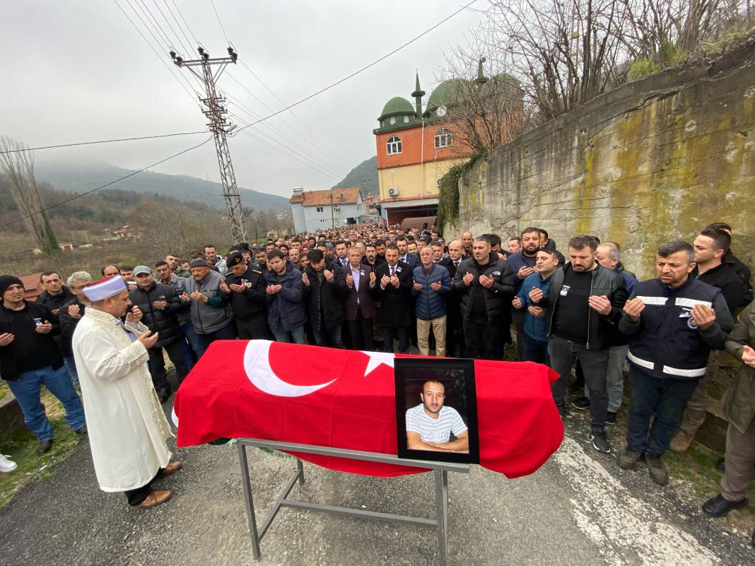 Kömür tumbasına sıkışıp ölen madenciye son veda 14