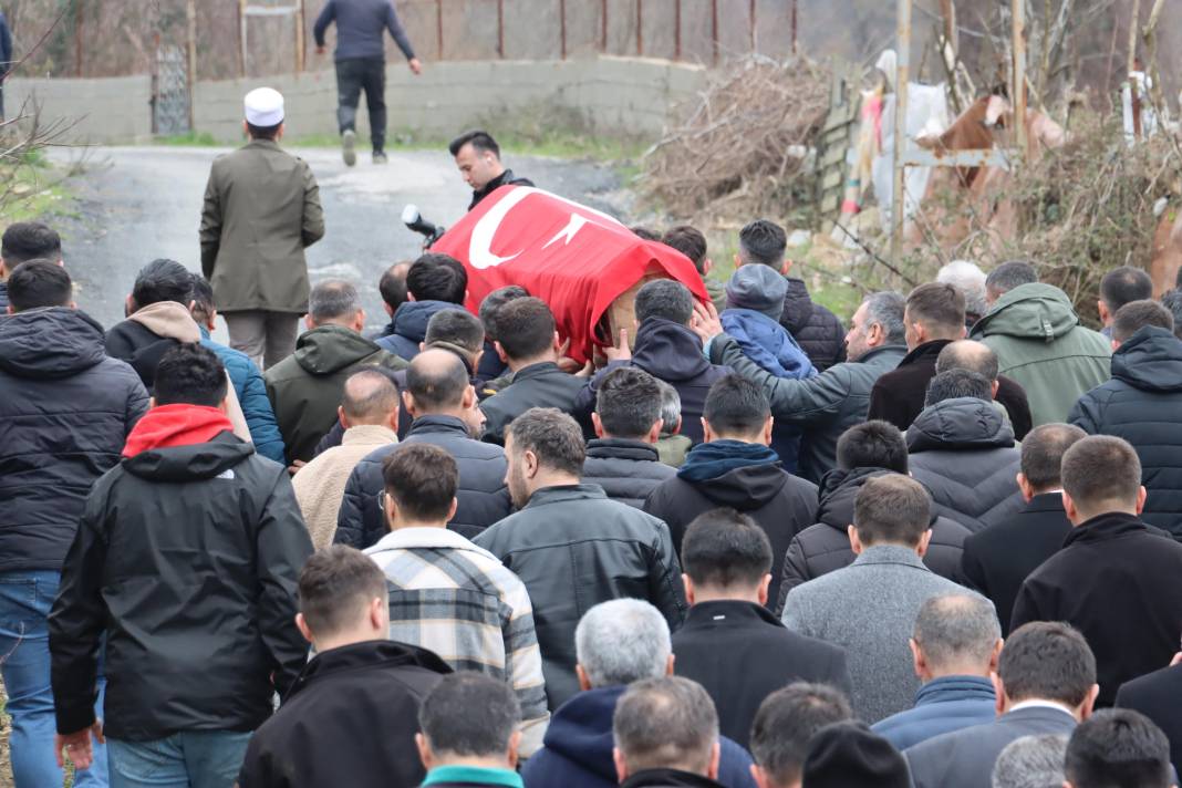 Kömür tumbasına sıkışıp ölen madenciye son veda 12