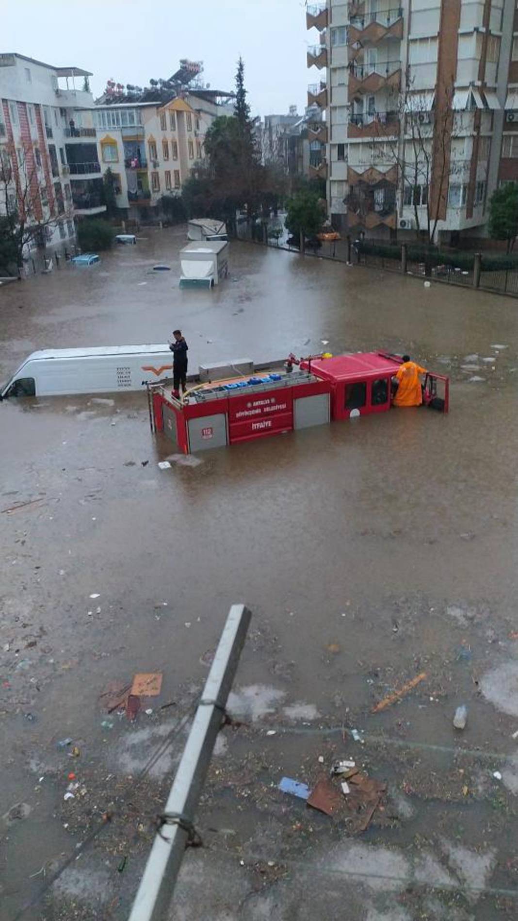 Antalya'da yoğun yağış sonrası sokaklar göle döndü. 5 İlçede okullar tatil edildi 1