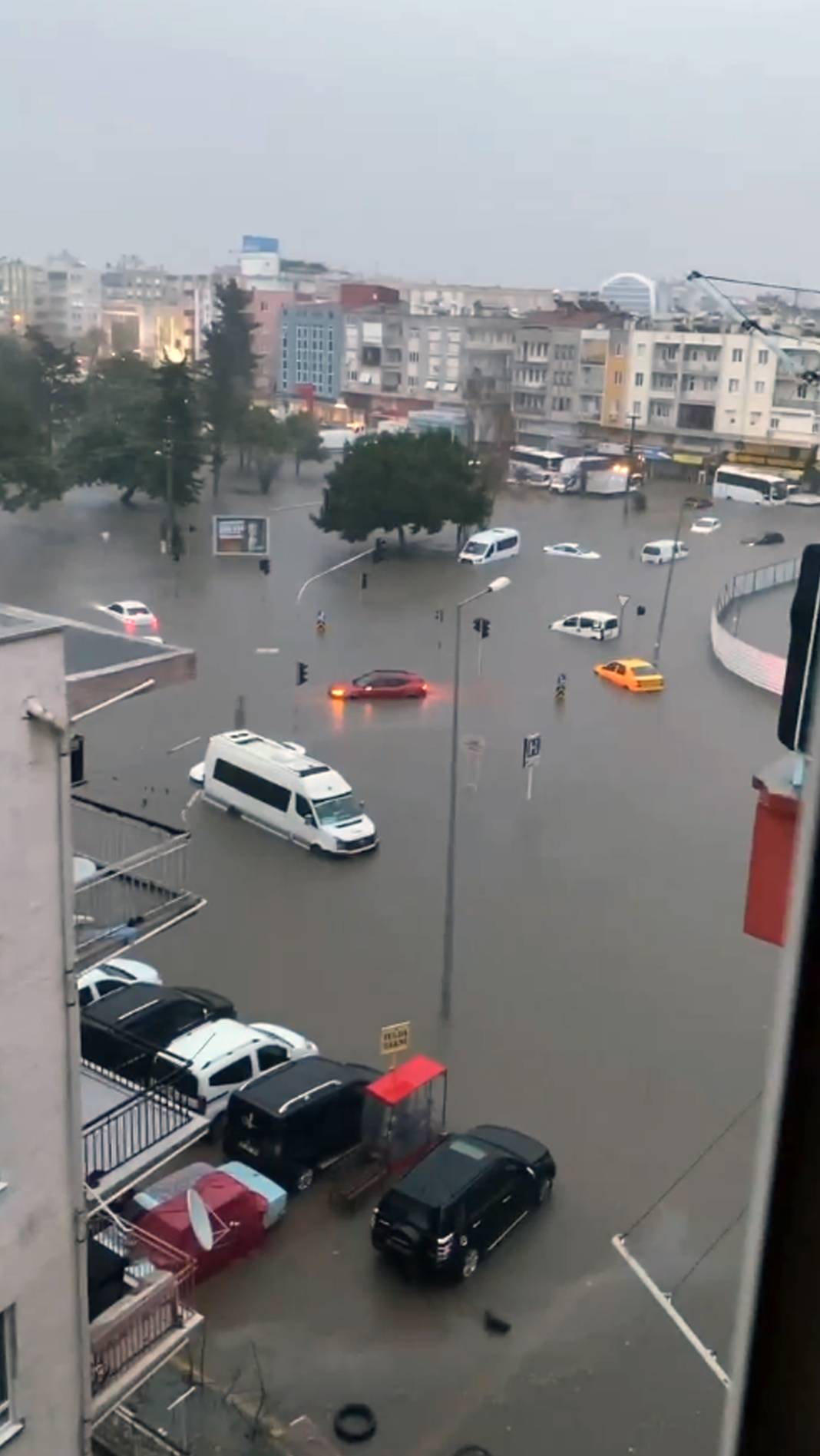 Antalya'da yoğun yağış sonrası sokaklar göle döndü. 5 İlçede okullar tatil edildi 6