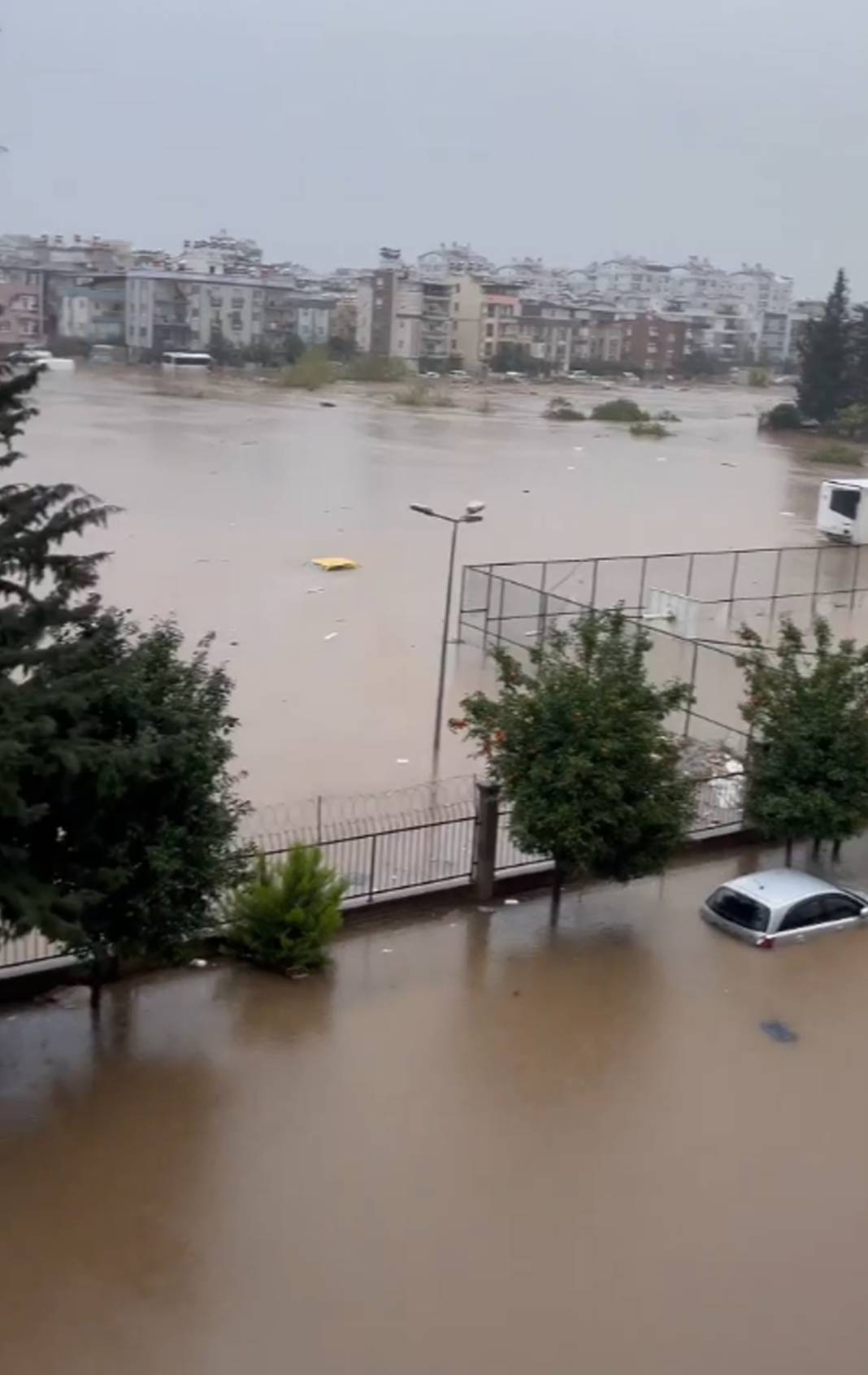 Antalya'da yoğun yağış sonrası sokaklar göle döndü. 5 İlçede okullar tatil edildi 2