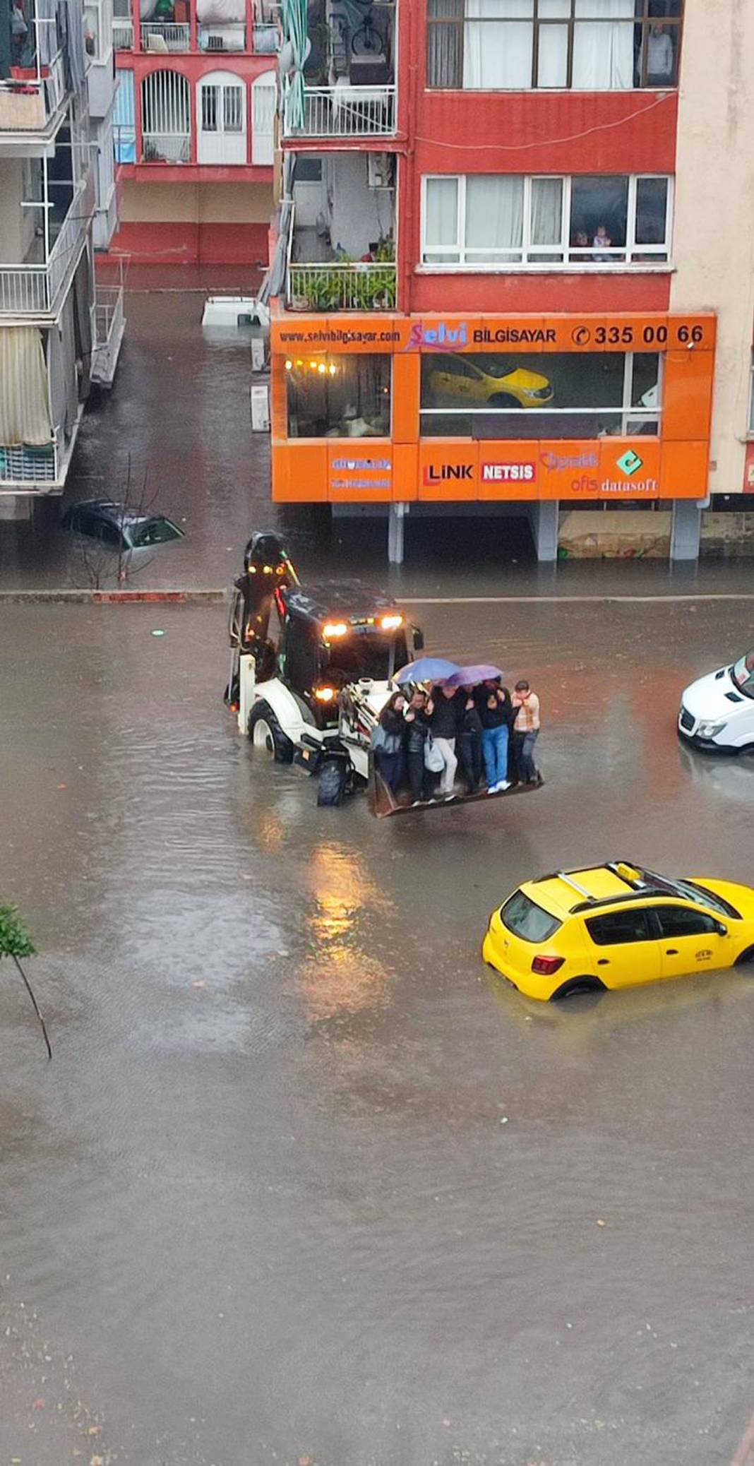 Antalya'da yoğun yağış sonrası sokaklar göle döndü. 5 İlçede okullar tatil edildi 7