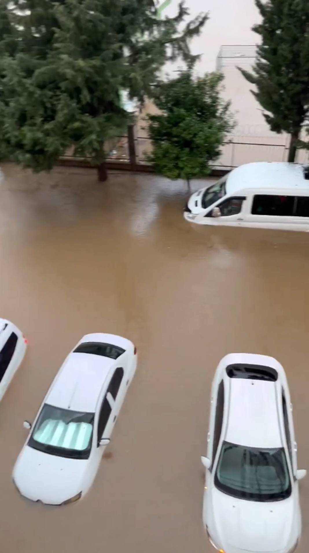 Antalya'da yoğun yağış sonrası sokaklar göle döndü. 5 İlçede okullar tatil edildi 4