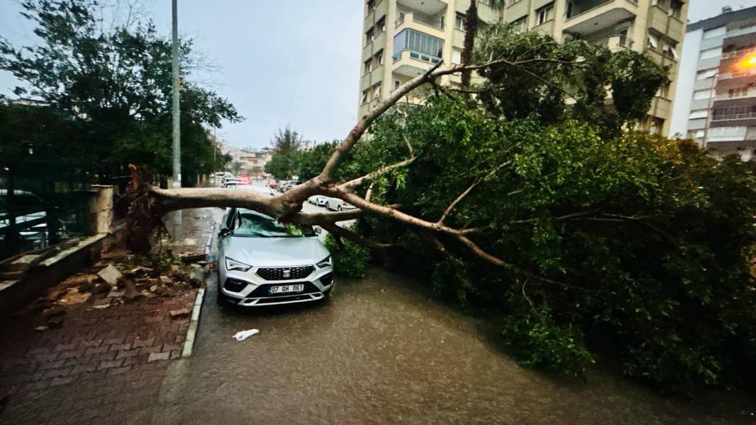 Antalya'da yoğun yağış sonrası sokaklar göle döndü. 5 İlçede okullar tatil edildi 8