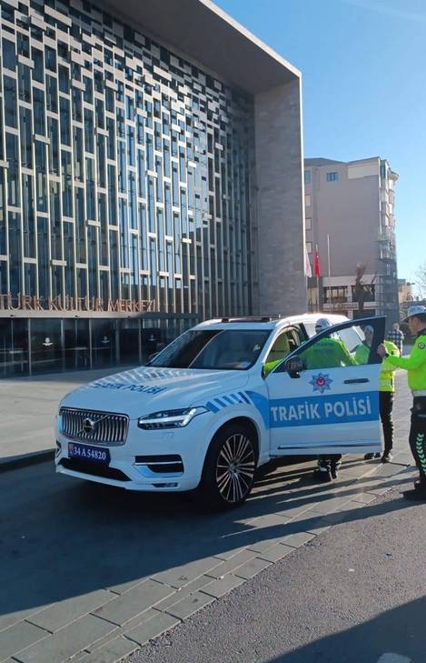 Emniyetin lüks otomobillerindeki sır detay ortaya çıktı. Bakan Yerlikaya açıkladı 5