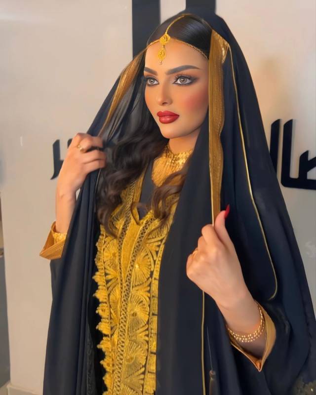 Suudi Arabistan ilk kez izin verdi. Güzellik yarışmasına katılan Suudi Arabistan adayı pozlarıyla büyüledi 1