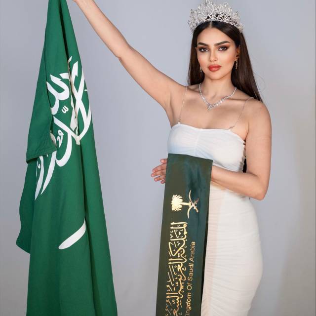 Suudi Arabistan ilk kez izin verdi. Güzellik yarışmasına katılan Suudi Arabistan adayı pozlarıyla büyüledi 2
