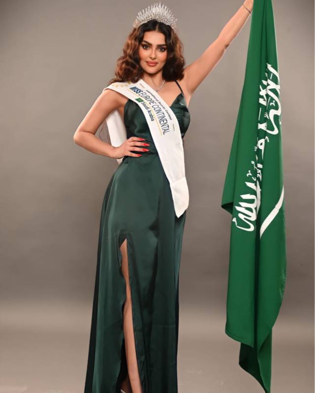 Suudi Arabistan ilk kez izin verdi. Güzellik yarışmasına katılan Suudi Arabistan adayı pozlarıyla büyüledi 13