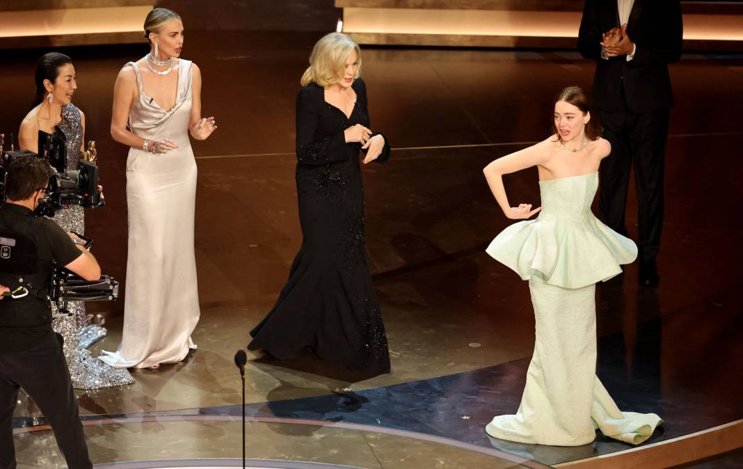 Emma Stone'un elbisesi Oscar ödül gecesinde patladı. Başına gelen pişmiş tavuğun başına gelmedi 9