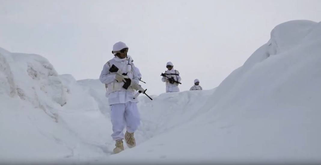 Mehmetçik'in hem karla hem de terörle mücadelesi. MSB klip yayınladı 2