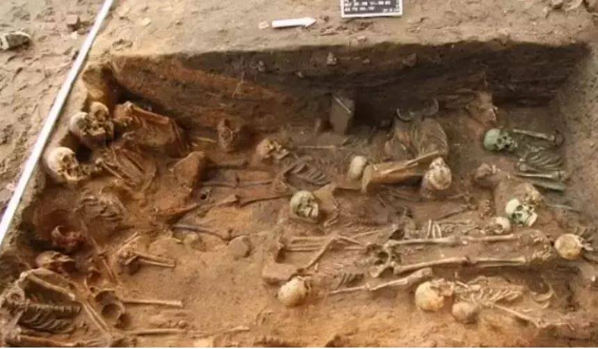 Toplu mezar tüm dünyada infial yarattı! Erkek, kadın ve çocuk 2000’den fazla kişinin cesedi bulundu 1